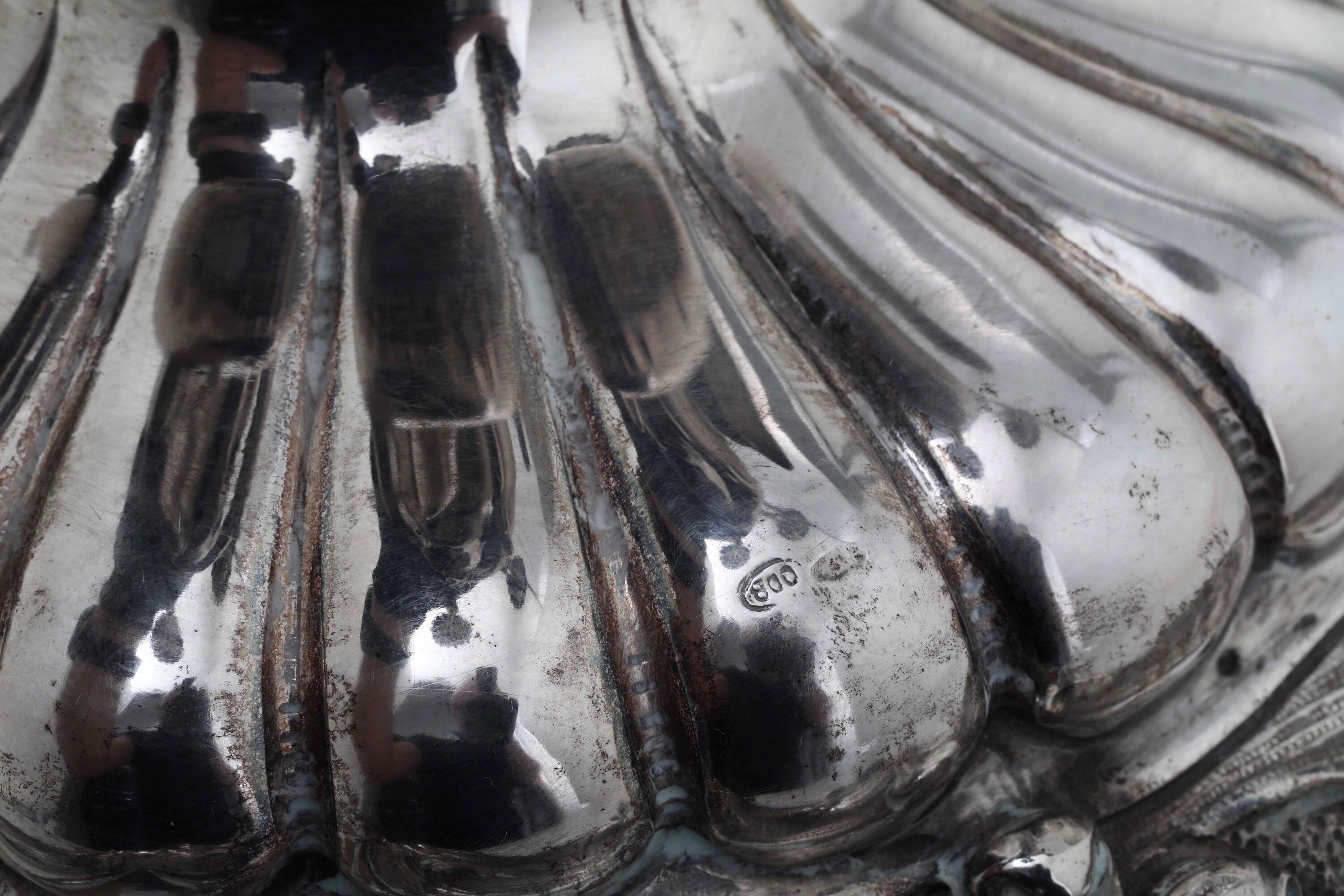Candelabro a cinque fiamme neobarocco, argento fuso e sagomato