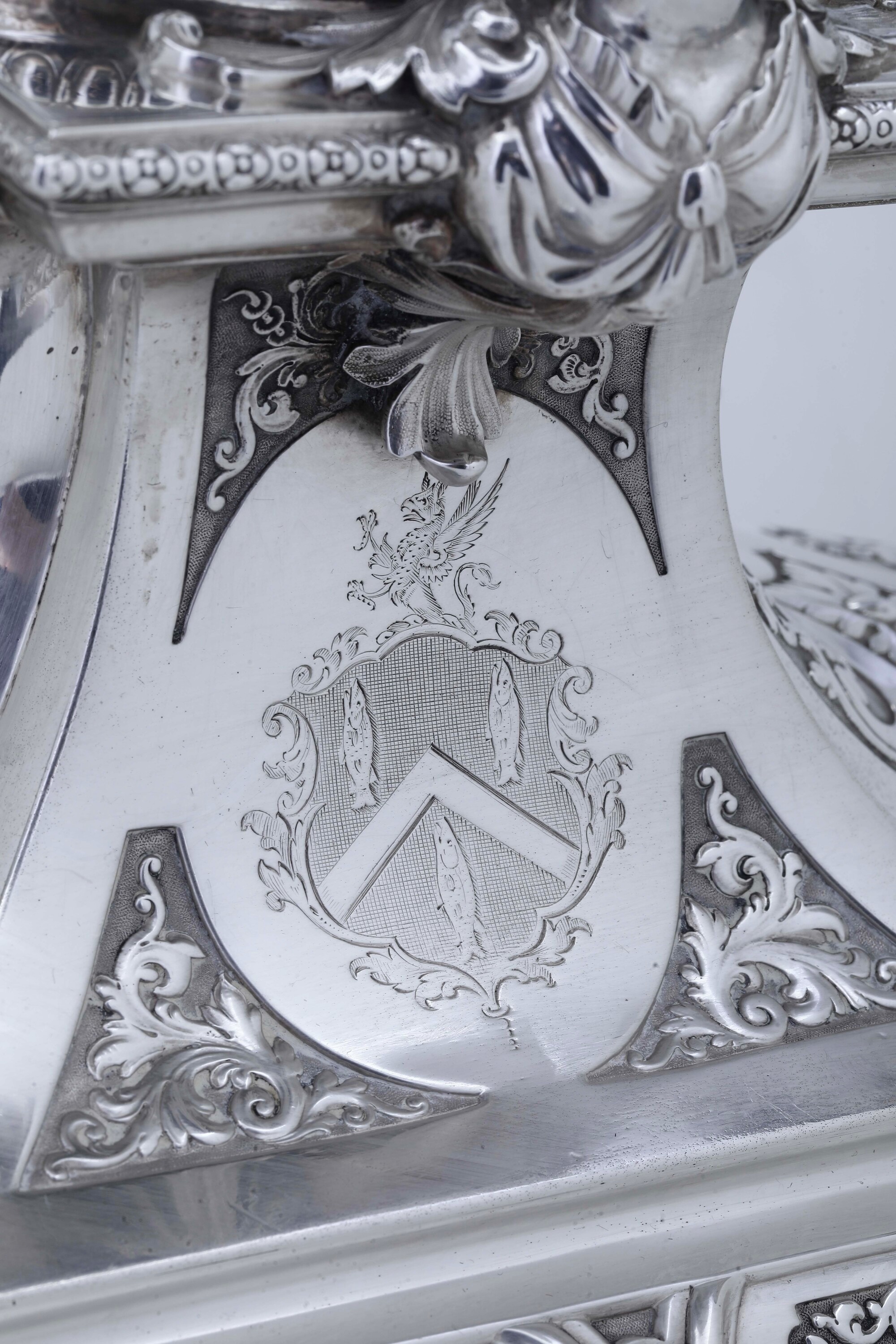 Robert Garrard, Surtout de table in argento 925 con marchi londinesi del 1875