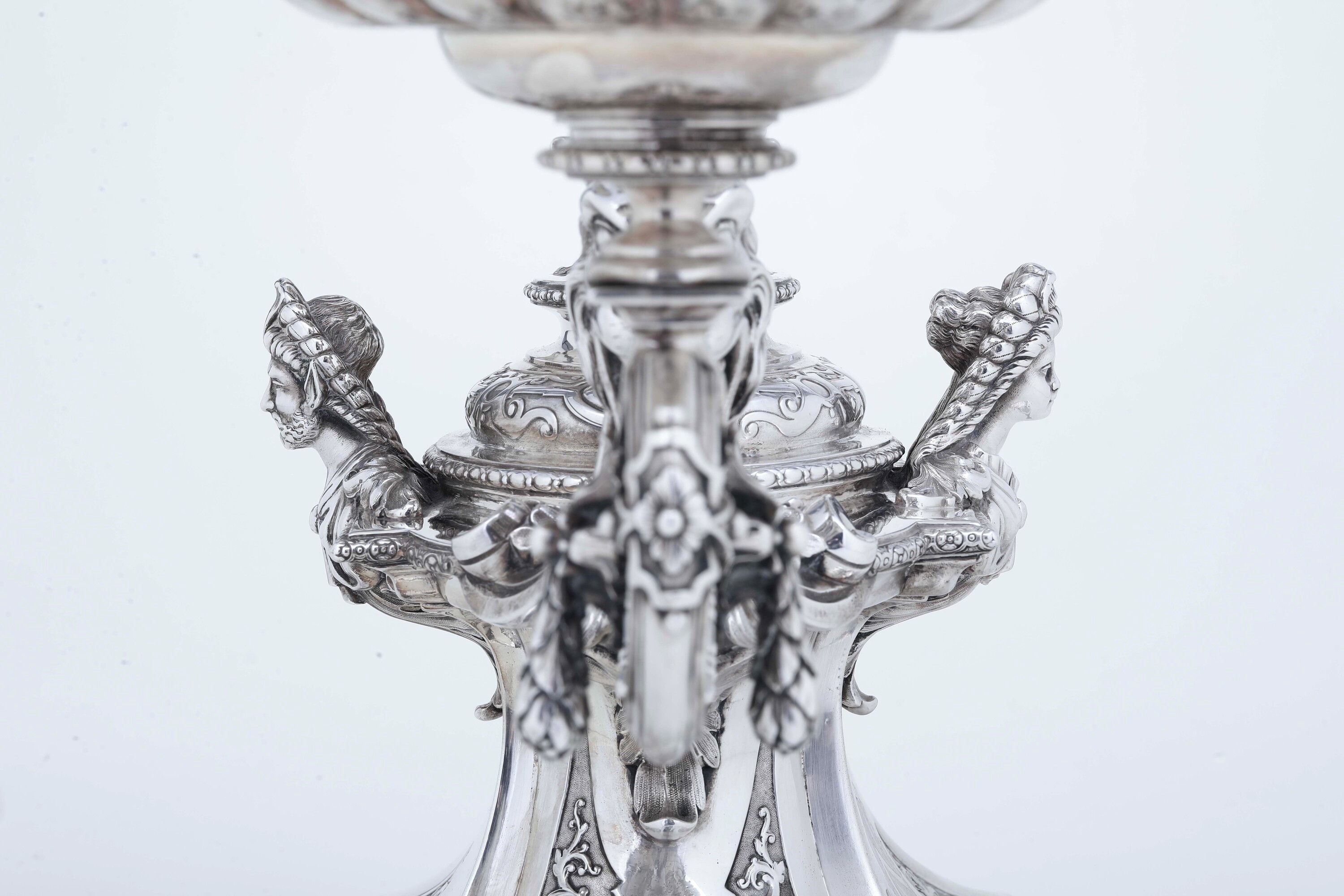 Robert Garrard, Surtout de table in argento 925 con marchi londinesi del 1875