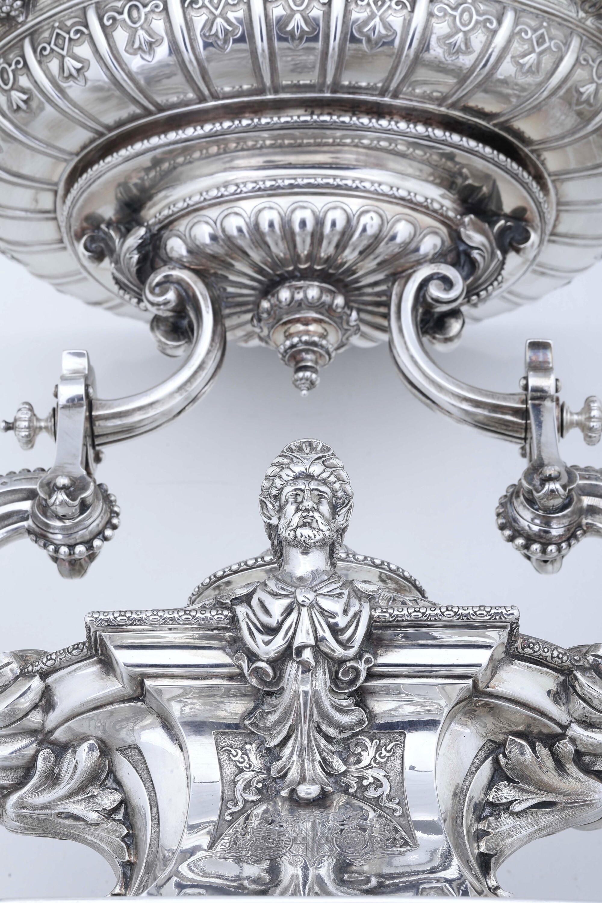 Robert Garrard, Surtout de table in argento 925 con marchi londinesi del 1875