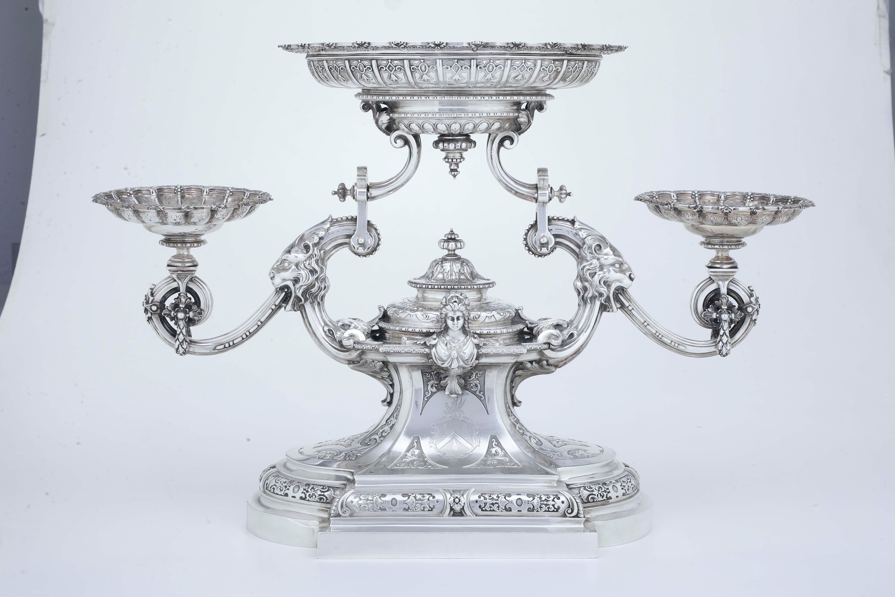 Robert Garrard, Surtout de table in argento 925 con marchi londinesi del 1875