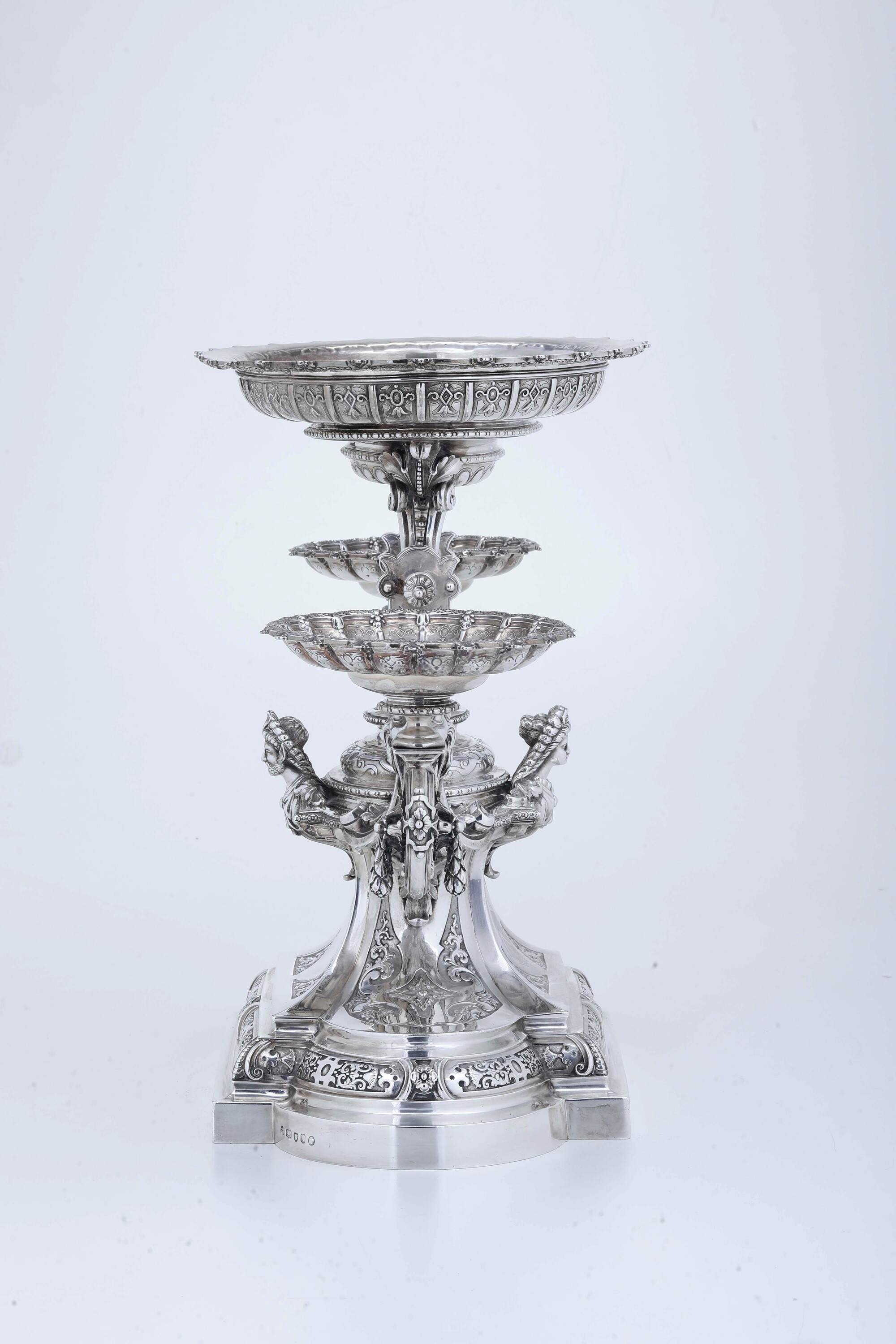 Robert Garrard, Surtout de table in argento 925 con marchi londinesi del 1875