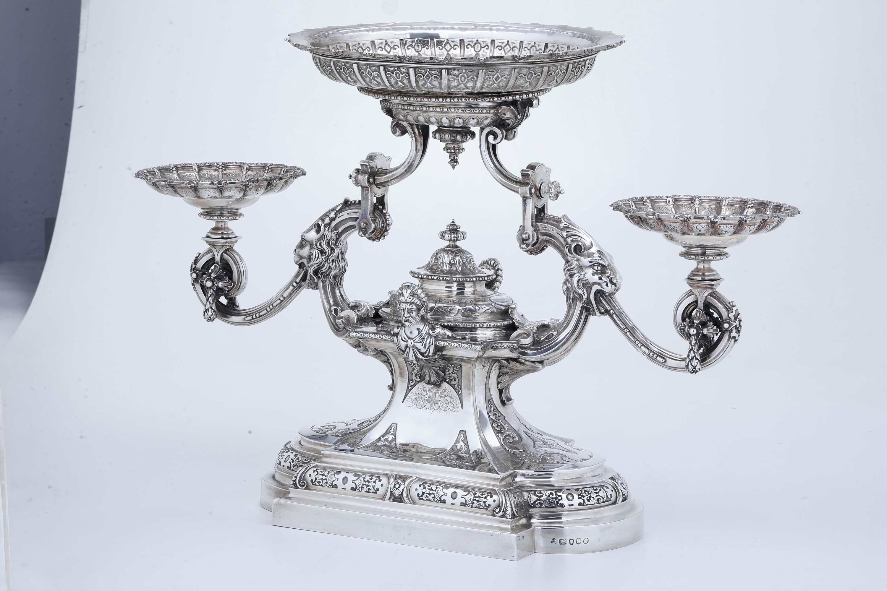 Robert Garrard, Surtout de table in argento 925 con marchi londinesi del 1875