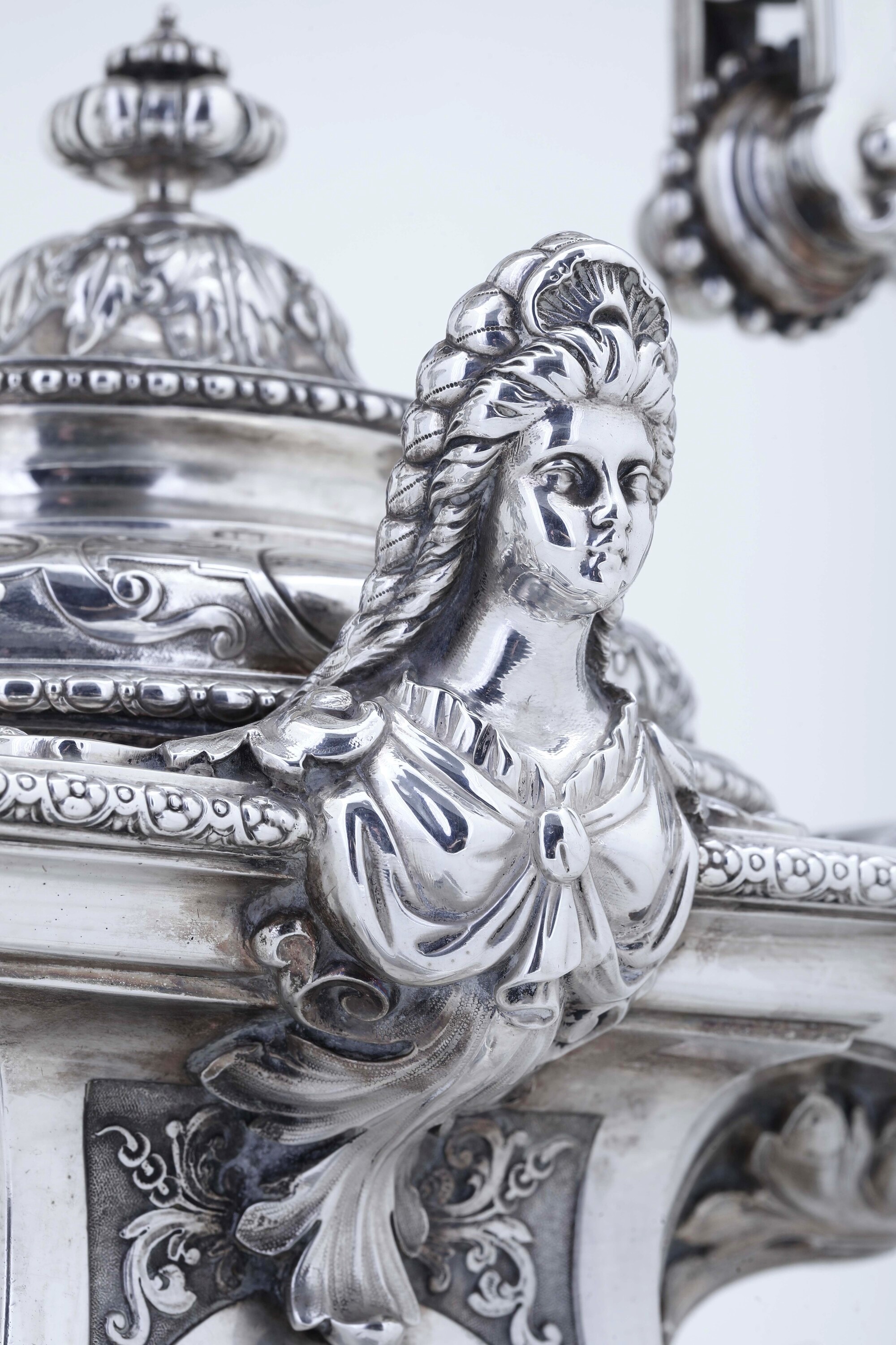 Robert Garrard, Surtout de table in argento 925 con marchi londinesi del 1875