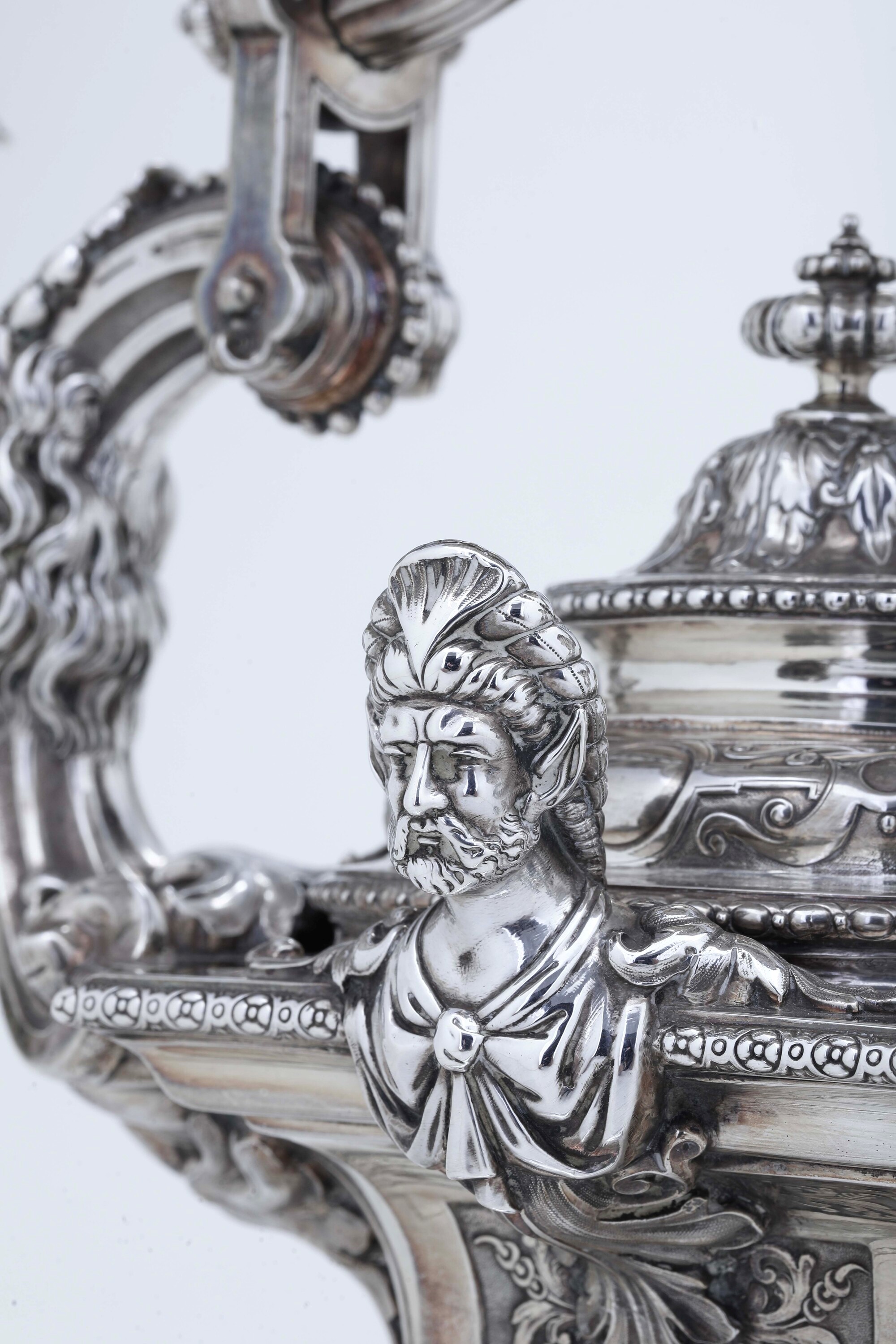 Robert Garrard, Surtout de table in argento 925 con marchi londinesi del 1875