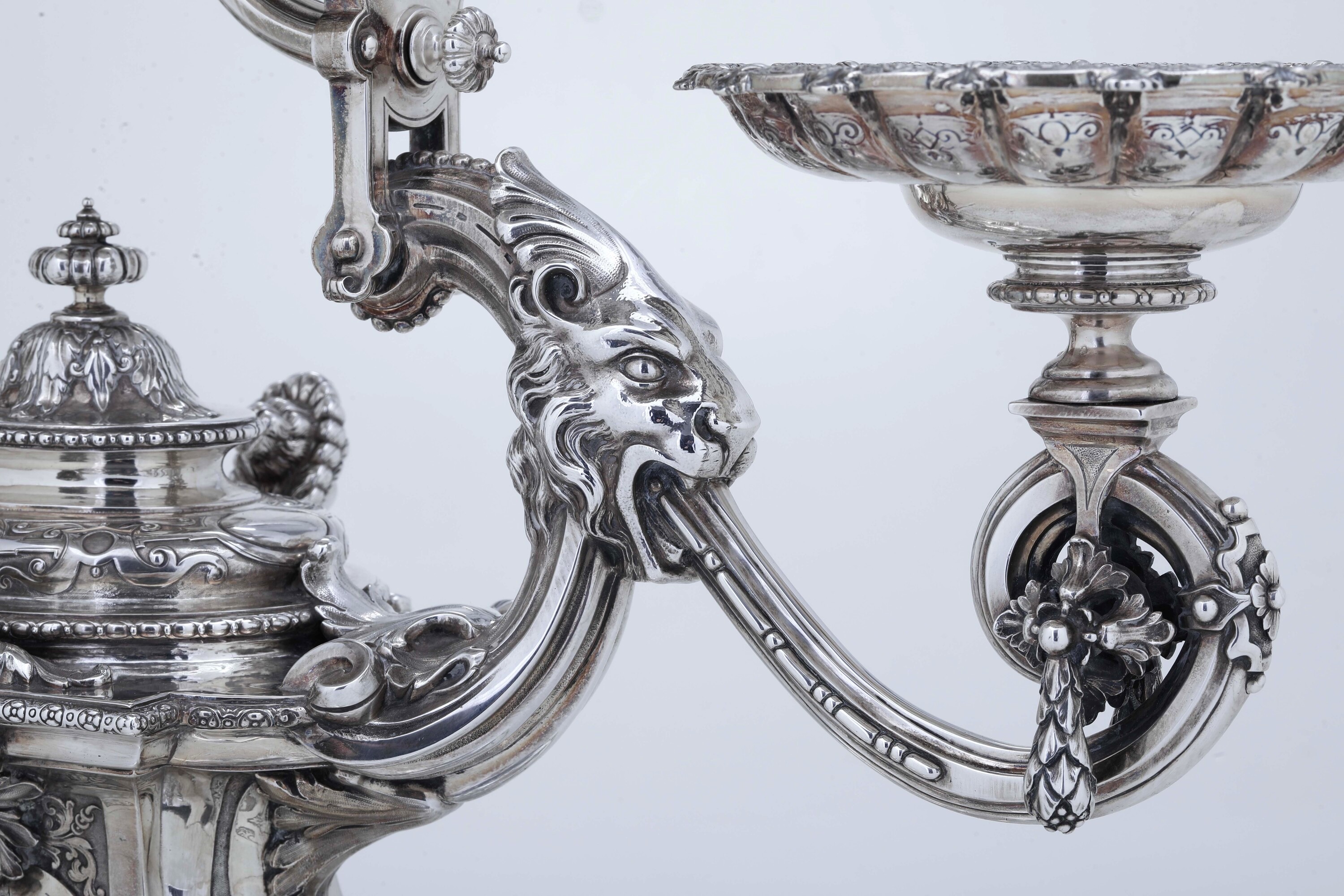 Robert Garrard, Surtout de table in argento 925 con marchi londinesi del 1875