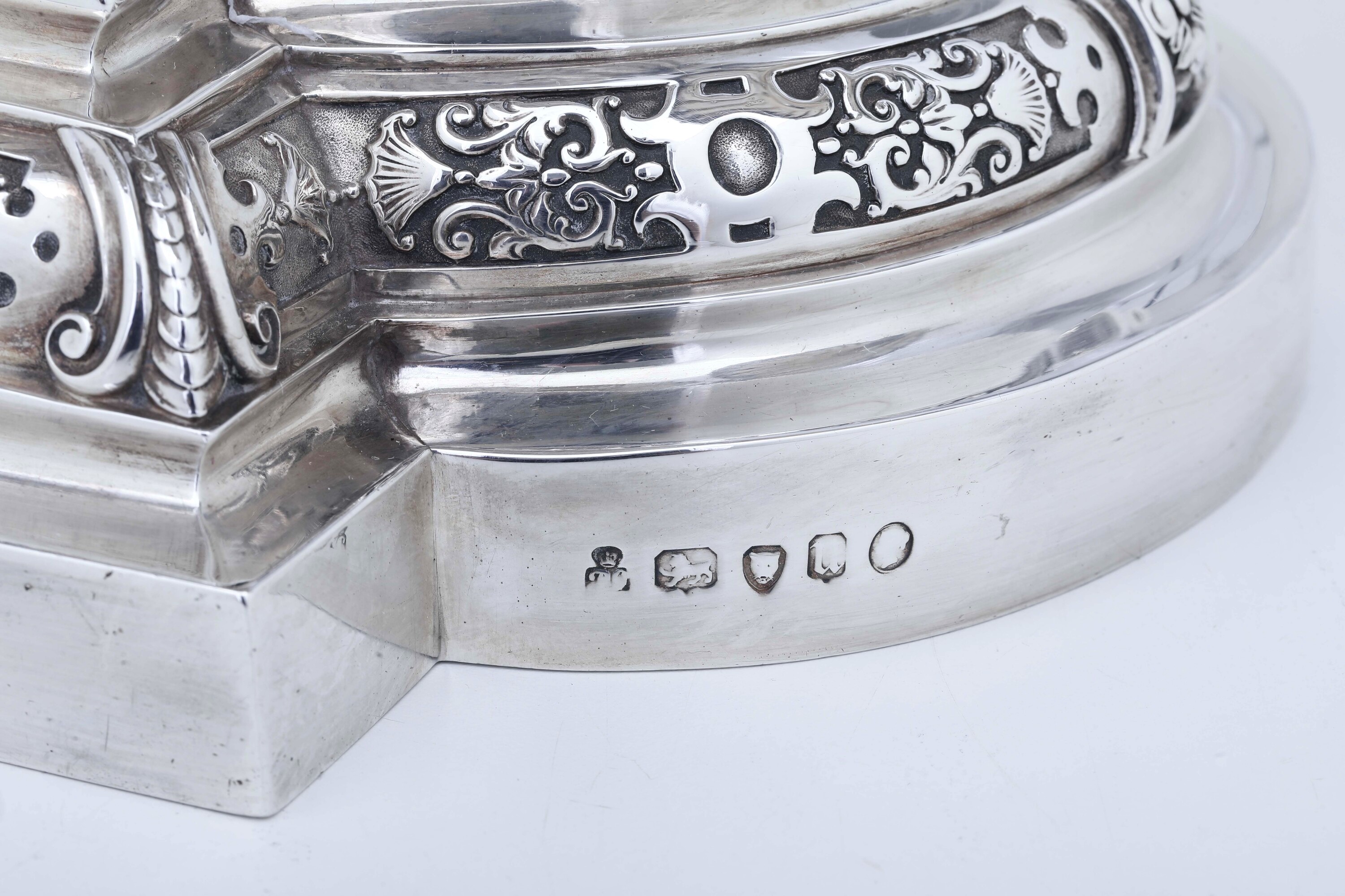 Robert Garrard, Surtout de table in argento 925 con marchi londinesi del 1875