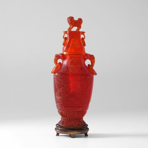 Vaso biansato in "Cherry Amber" con presa del coperchio a foggia di cane di Pho e decori incisi, Cina, XX secolo