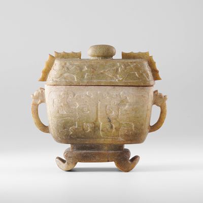 Vaso con coperchio in pietra dura antichizzata con decori in stile arcaico, Cina, XX secolo