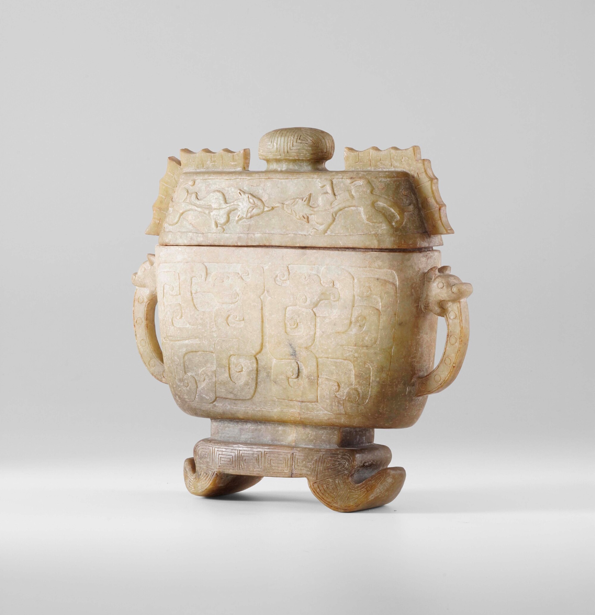 Vaso con coperchio in pietra dura antichizzata con decori in stile arcaico, Cina, XX secolo