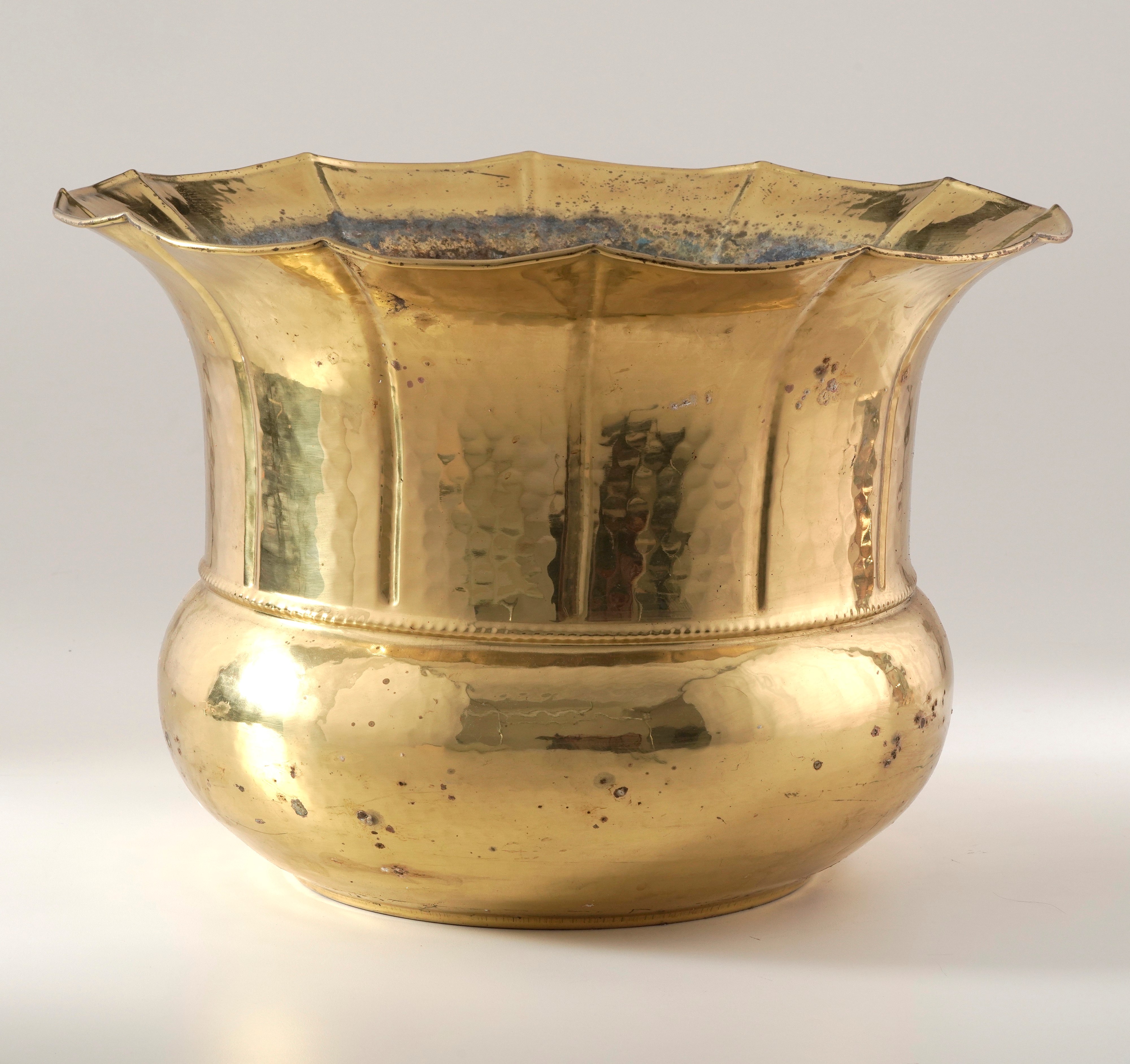Vaso con coperchio in pietra dura antichizzata con decori in stile arcaico, Cina, XX secolo