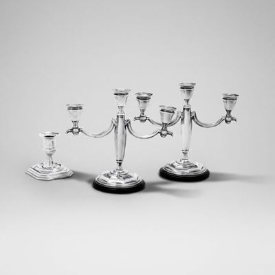 Italia, Una coppia di candelabri Decò a tre fiamme su base circolare in bachelite