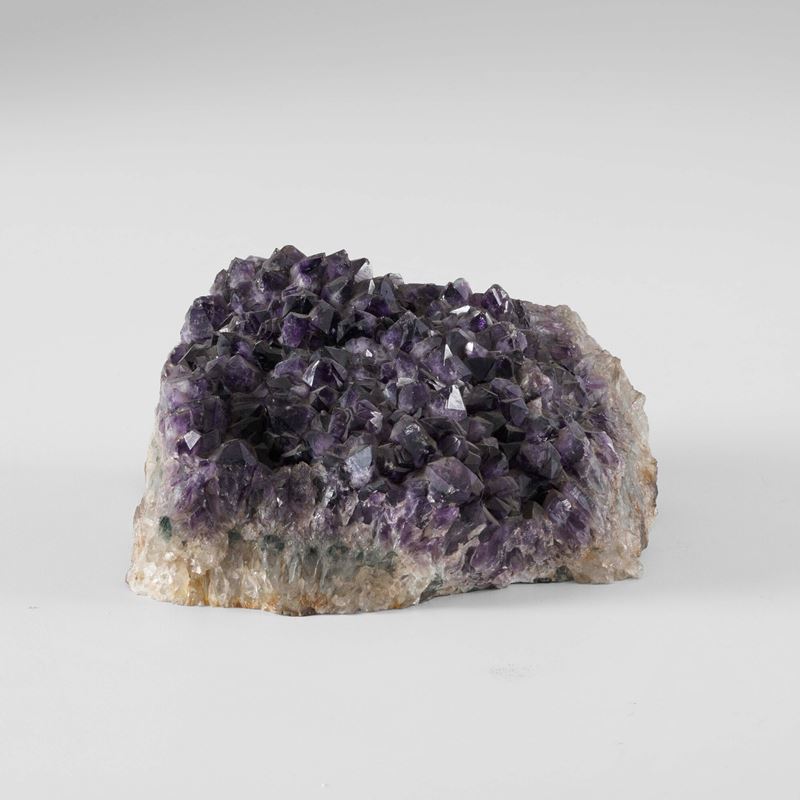 Poizione di geode di ametista viola e cristallina  - Asta Gioielli, argenti, arredi e oggetti d'arte. Un lascito per finalità benefiche - II - Cambi Casa d'Aste