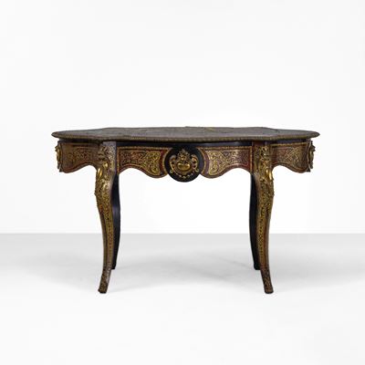 Francia, Tavolo a biscotto in stile Boulle, piano sagomato, decoro in metallo dorato traforato (X...