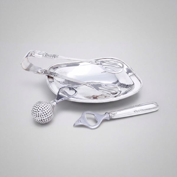 Lotto composto da due apribottiglia (di cui uno Hermes Paris in metallo argentato), una pinza e un piattino. Argentieri differenti XX secolo.