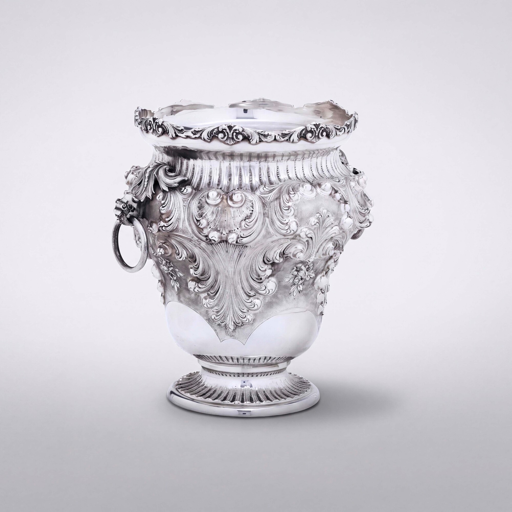 Argenteria artistica italiana del XX secolo, Grande porta champagne in argento fuso e sagomato