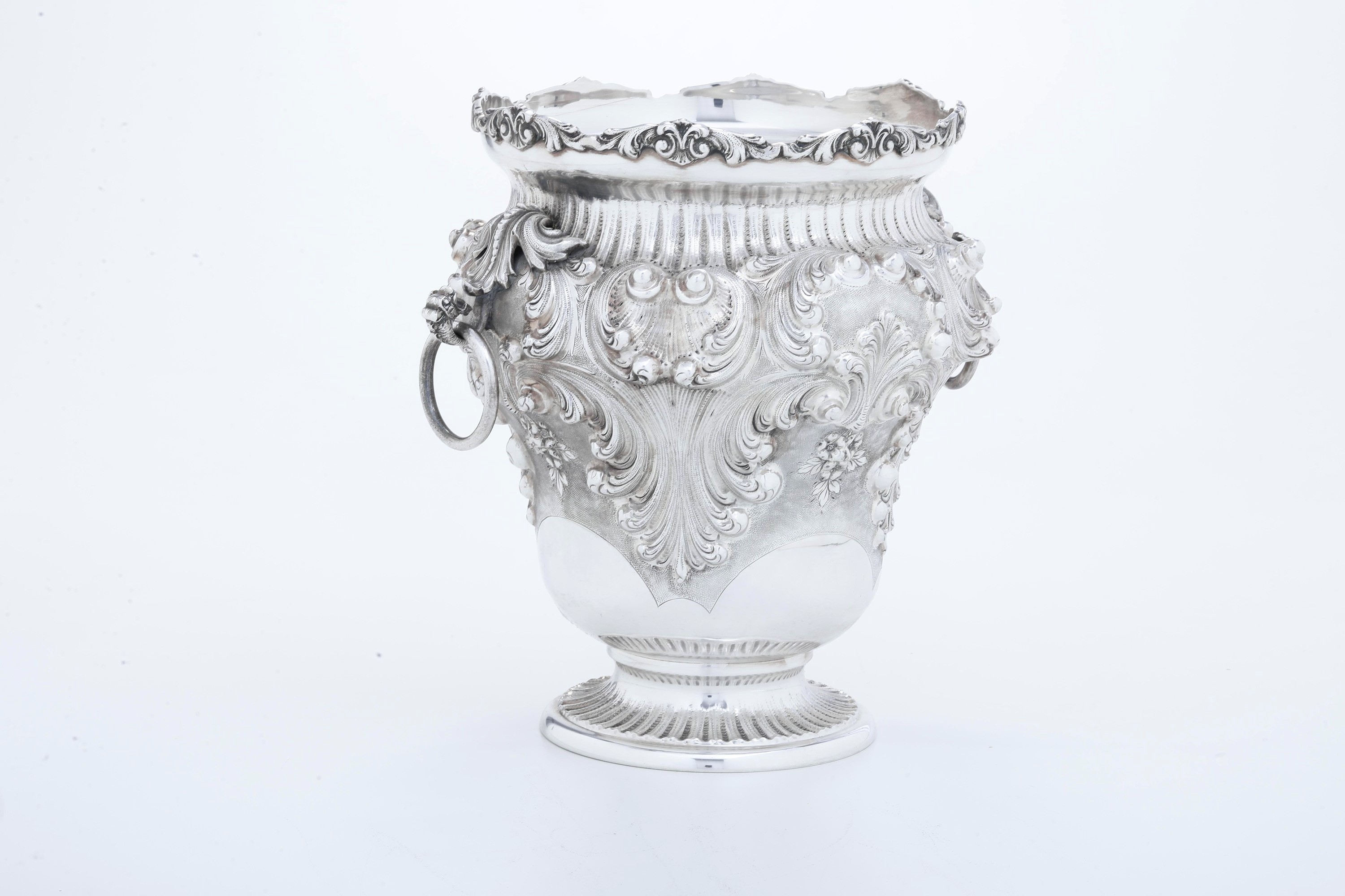 Argenteria artistica italiana del XX secolo, Grande porta champagne in argento fuso e sagomato
