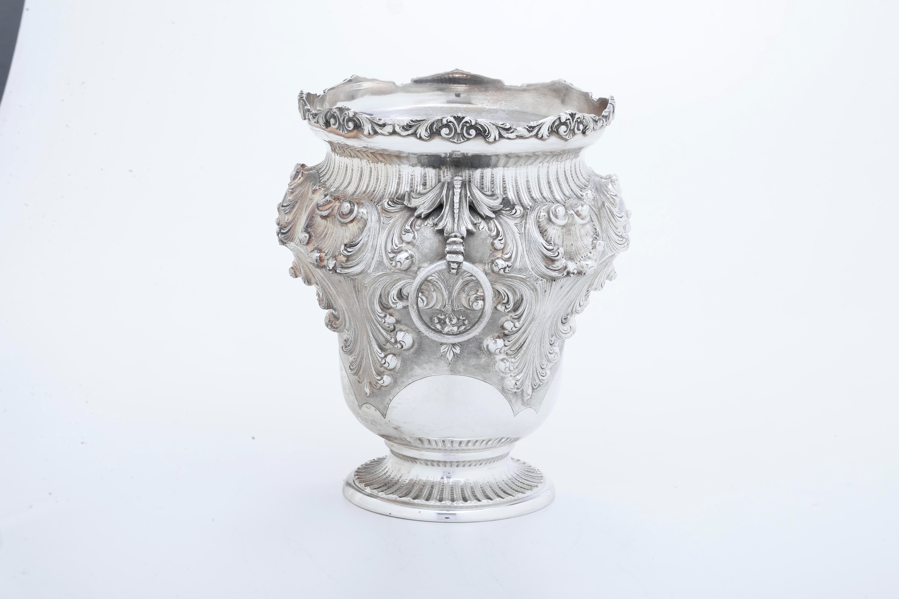 Argenteria artistica italiana del XX secolo, Grande porta champagne in argento fuso e sagomato