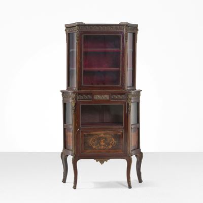 Vetrina Napoleone III, mogano con intarsi e applicazioni in bronzo dorato, Francia (fine XIX seco...