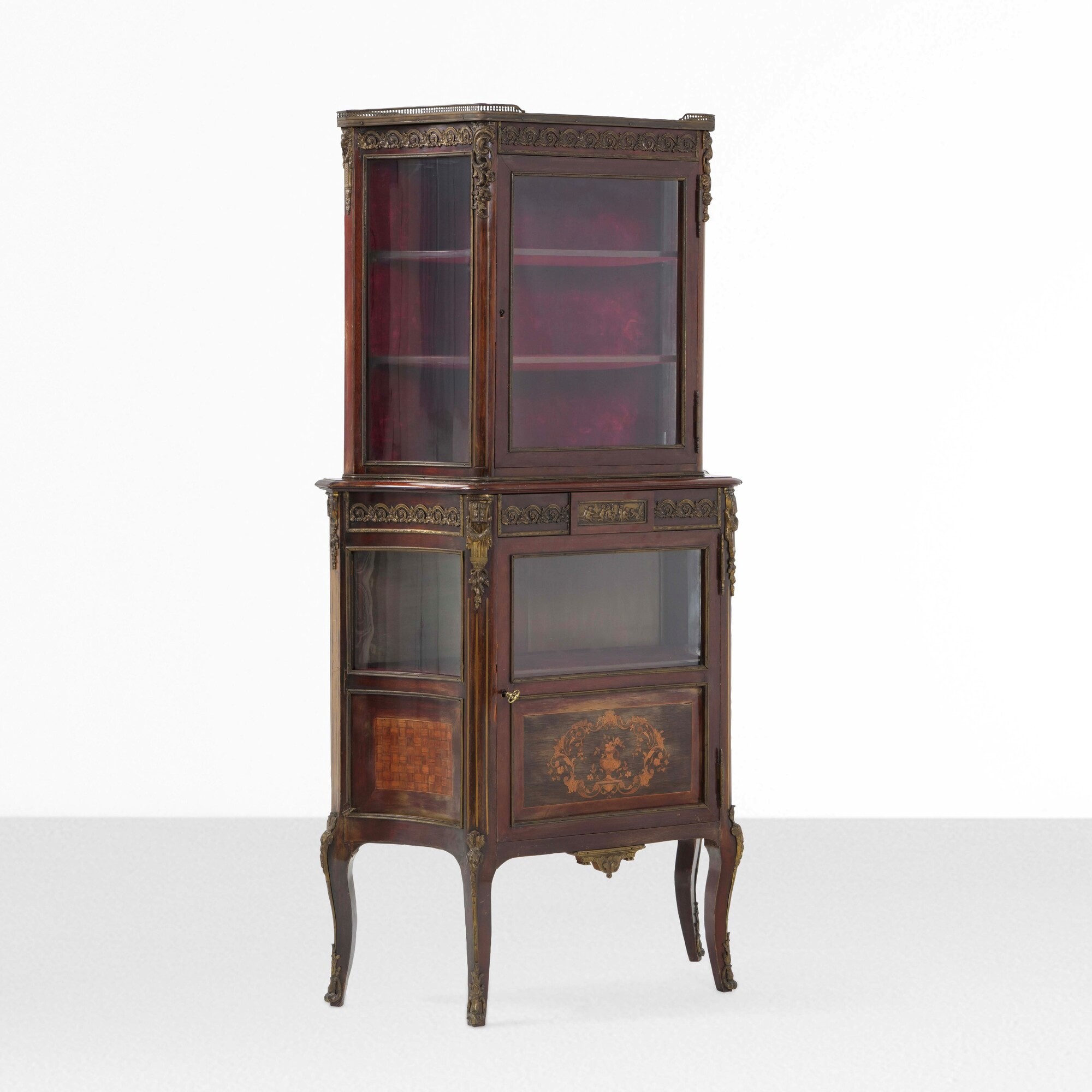 Vetrina Napoleone III, mogano con intarsi e applicazioni in bronzo dorato, Francia (fine XIX seco...