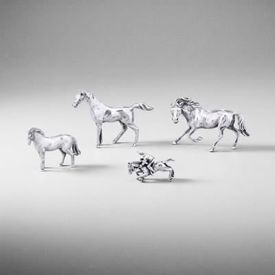 Manifattura italiana del XX secolo, Lotto di quattro figure equestri in argento fuso e sagomato