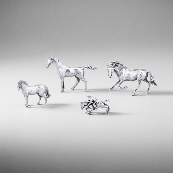 Lotto composto da tre cavalli e un cavallo con fantino. Manifattura italiana del XX secolo.