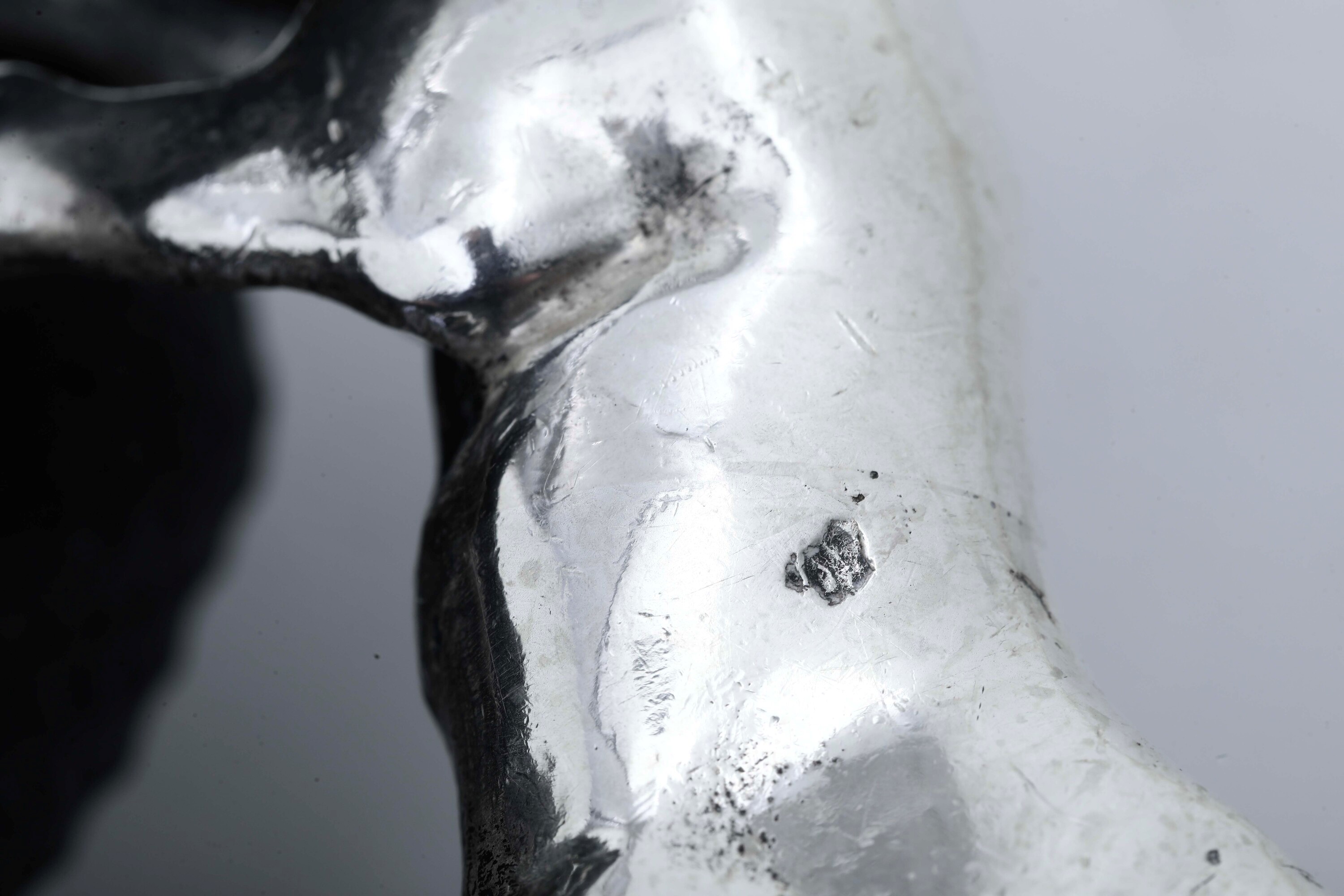 Manifattura italiana del XX secolo, Lotto di quattro figure equestri in argento fuso e sagomato
