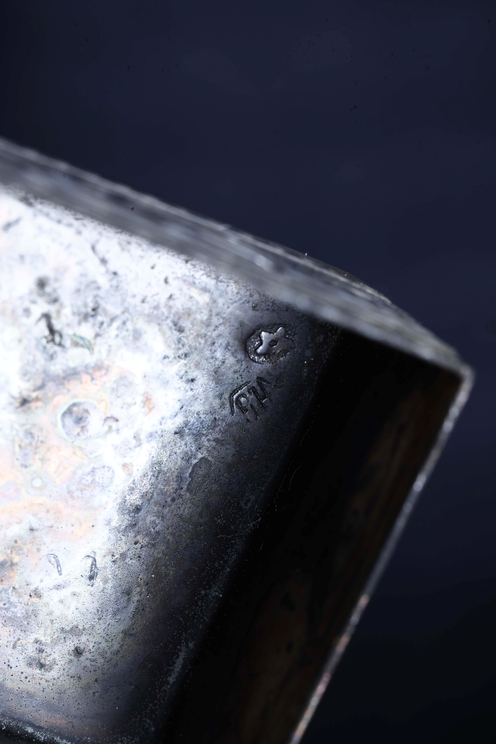Lotto di sedici contenitori in argento e un contenitore in metallo argentato, XX-XXI secolo