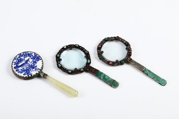 Due lenti di ingrandimento e uno specchietto in metallo dorato e pietra dura. manifattura del XX secolo