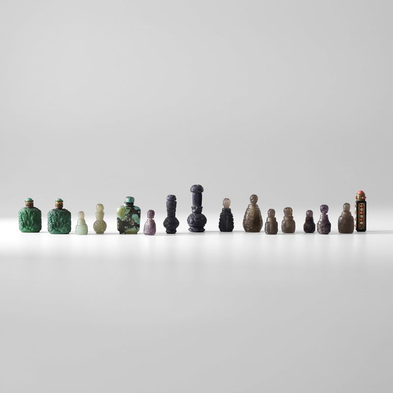 Lotto composto da snuff bottle in giada e pietre dure, Cina, XX secolo  - Auction Jewellery, silverware, furnishings, and objets d'art. A charitable bequest. - I - Cambi Casa d'Aste