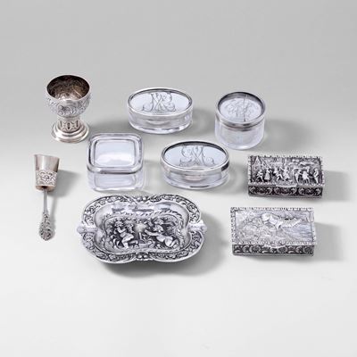 Oggetti vari da tavola in argento e vetro, XX secolo (portauovo, cucchiaino, scatole, posacenere)