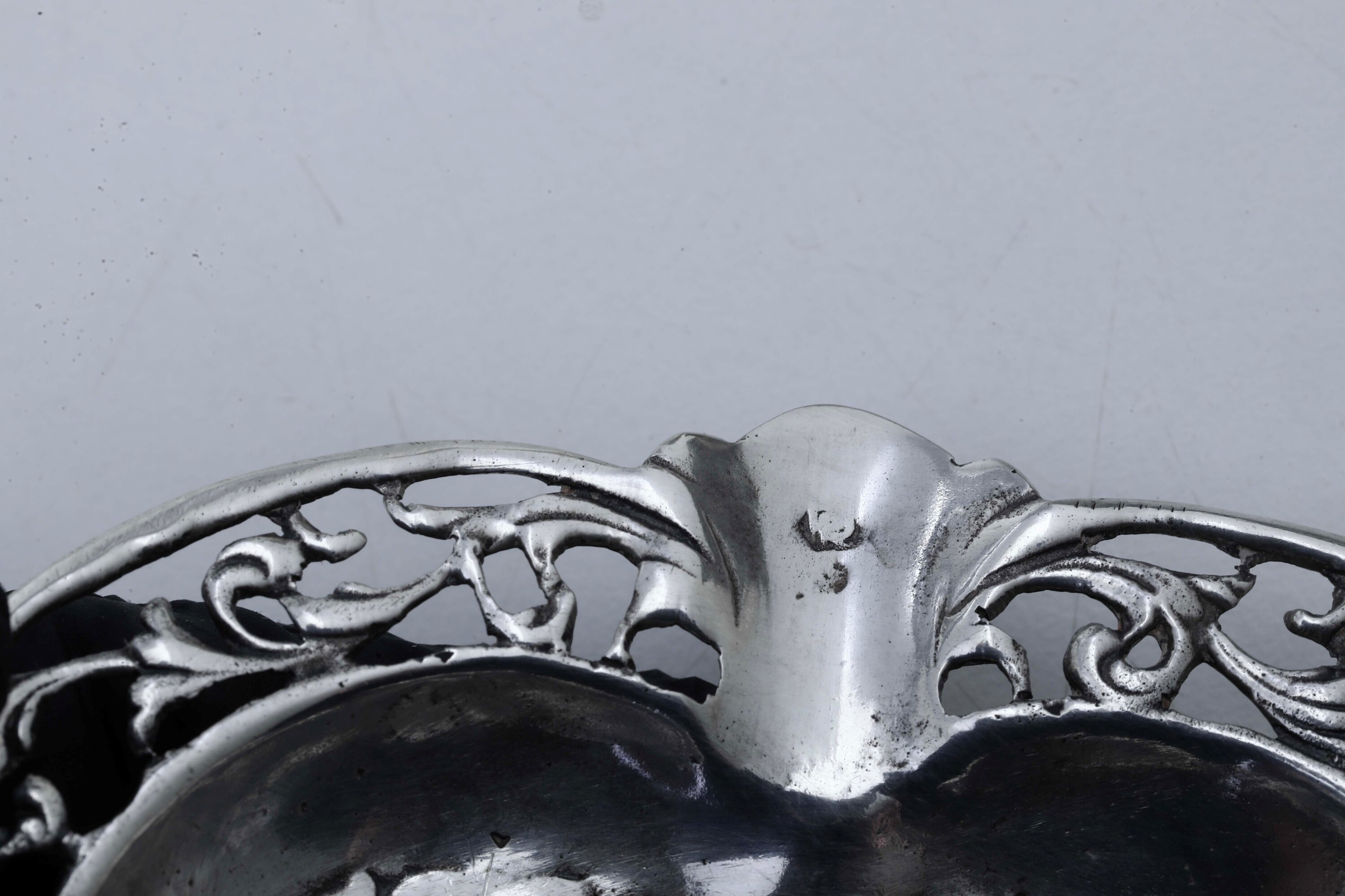 Oggetti vari da tavola in argento e vetro, XX secolo (portauovo, cucchiaino, scatole, posacenere)