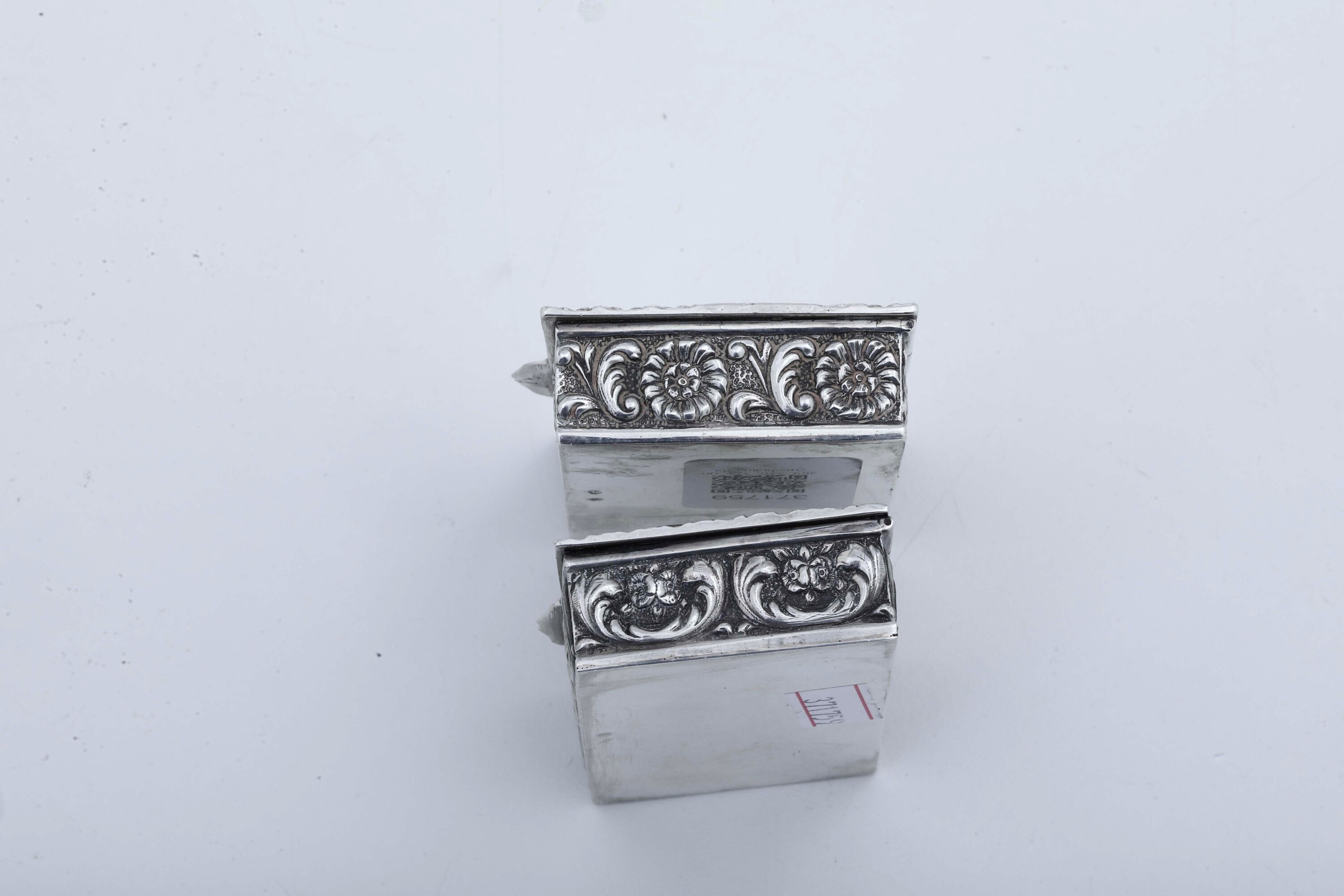 Oggetti vari da tavola in argento e vetro, XX secolo (portauovo, cucchiaino, scatole, posacenere)