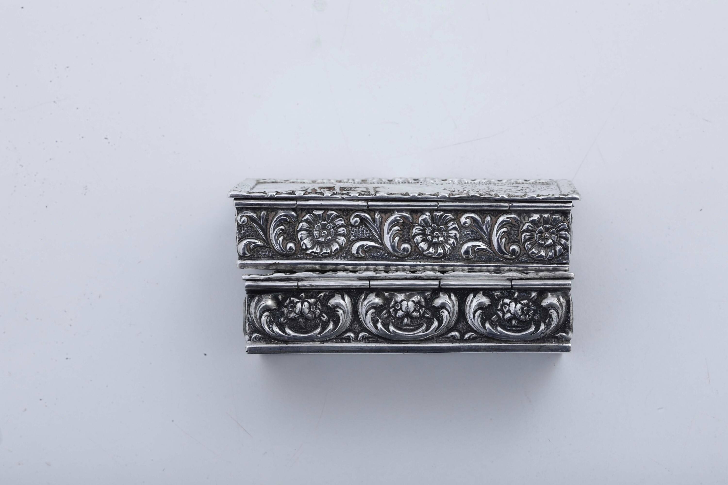 Oggetti vari da tavola in argento e vetro, XX secolo (portauovo, cucchiaino, scatole, posacenere)
