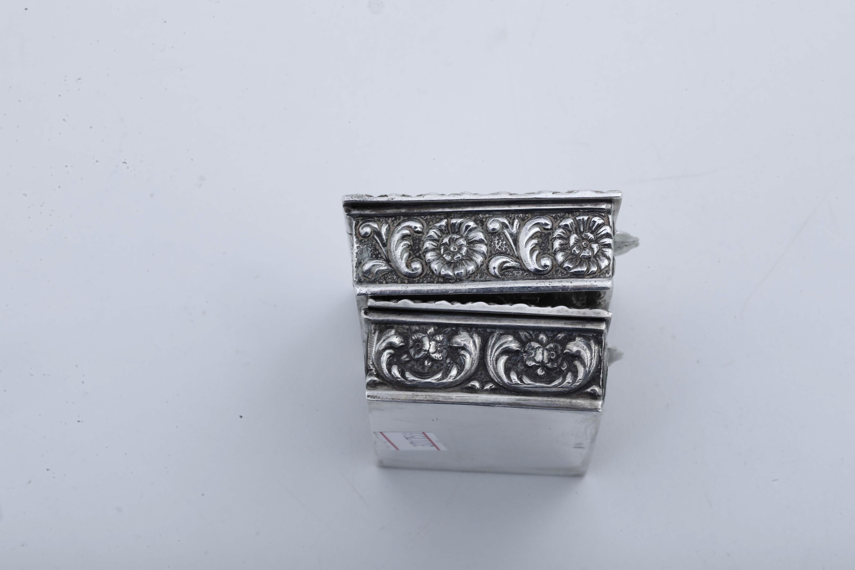 Oggetti vari da tavola in argento e vetro, XX secolo (portauovo, cucchiaino, scatole, posacenere)