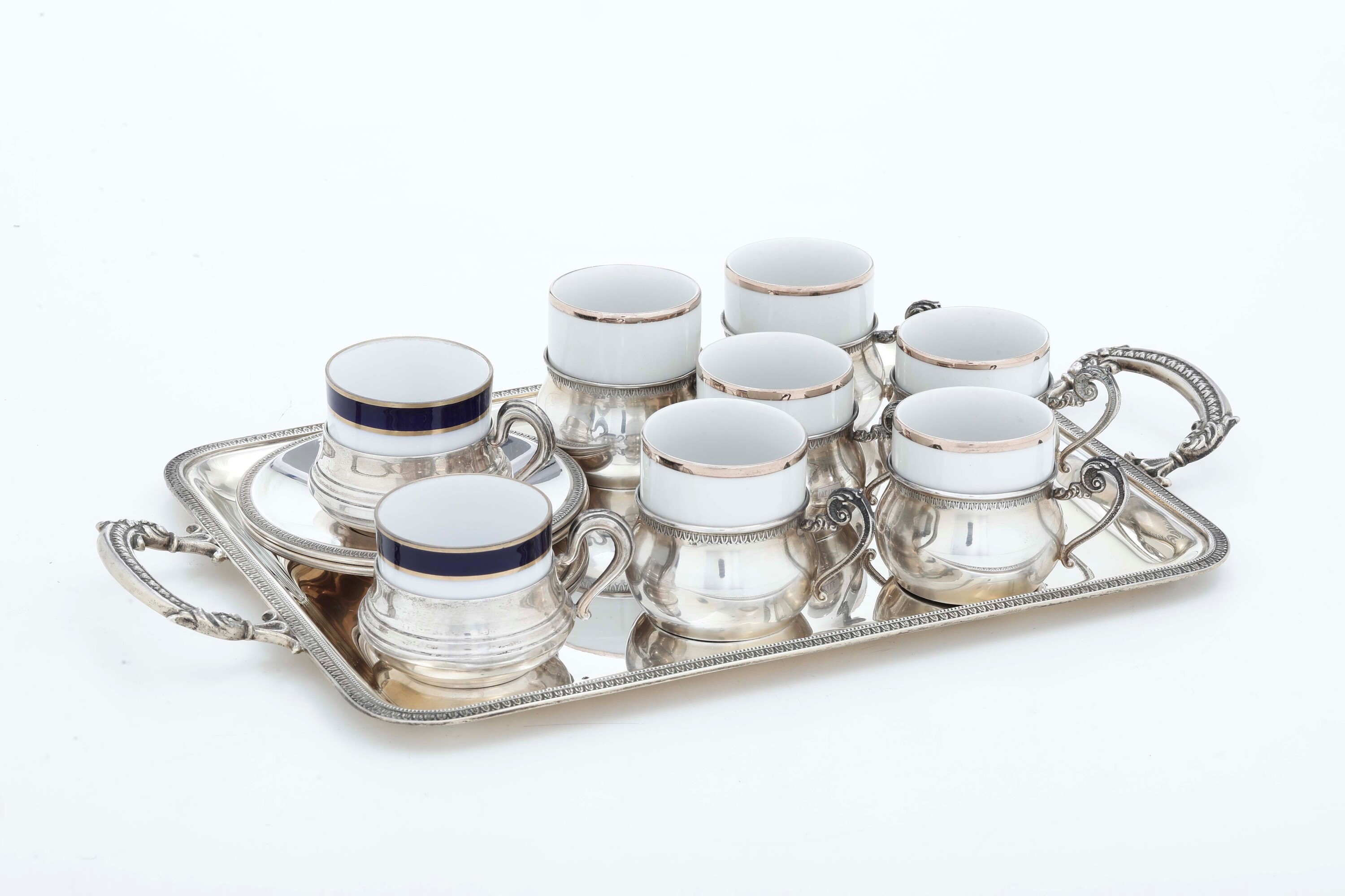 Lotto di servizio da tè e caffè con sei tazzine e accessori, argento fuso e sagomato con porcella...