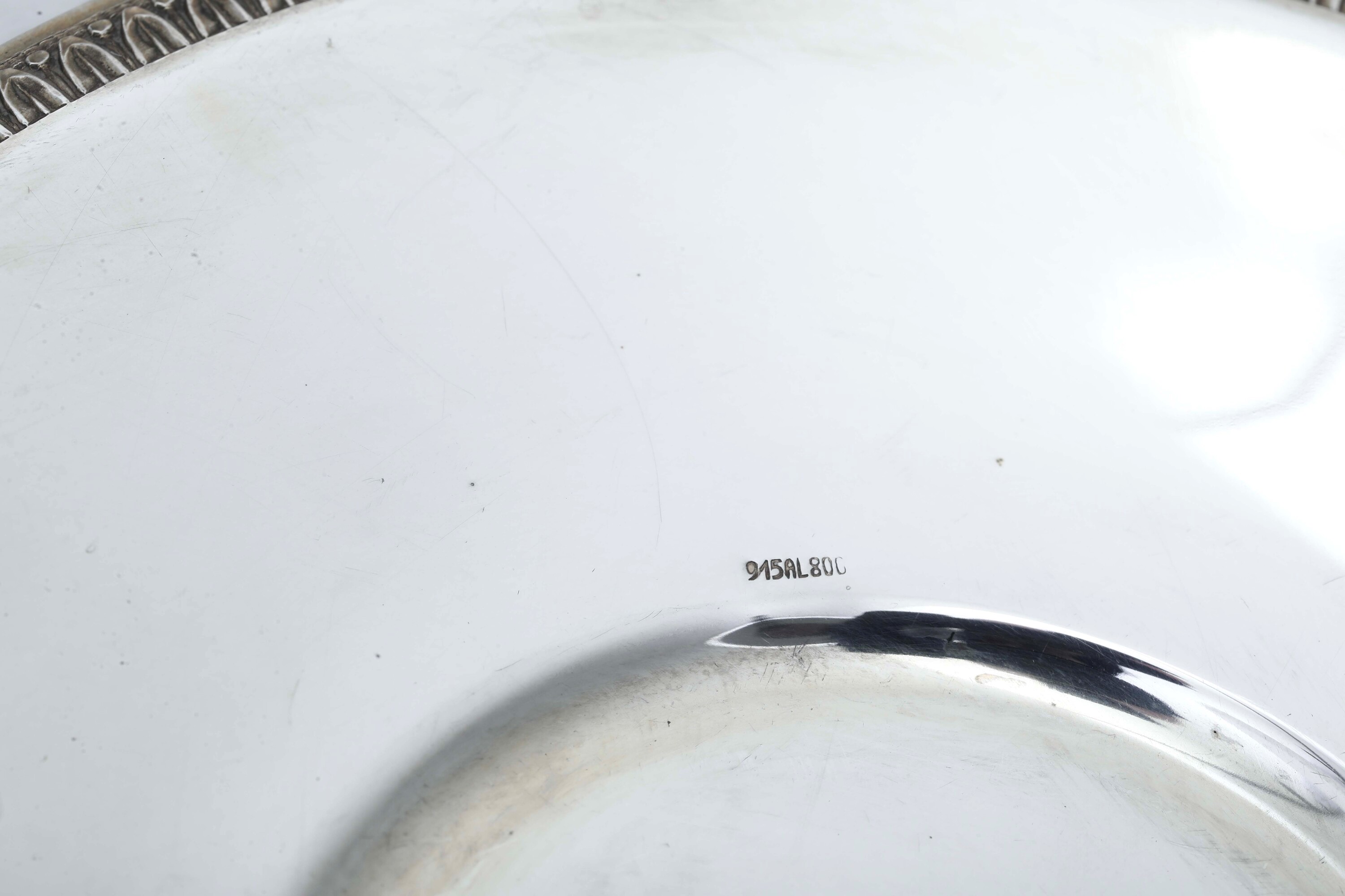 Lotto di servizio da tè e caffè con sei tazzine e accessori, argento fuso e sagomato con porcella...