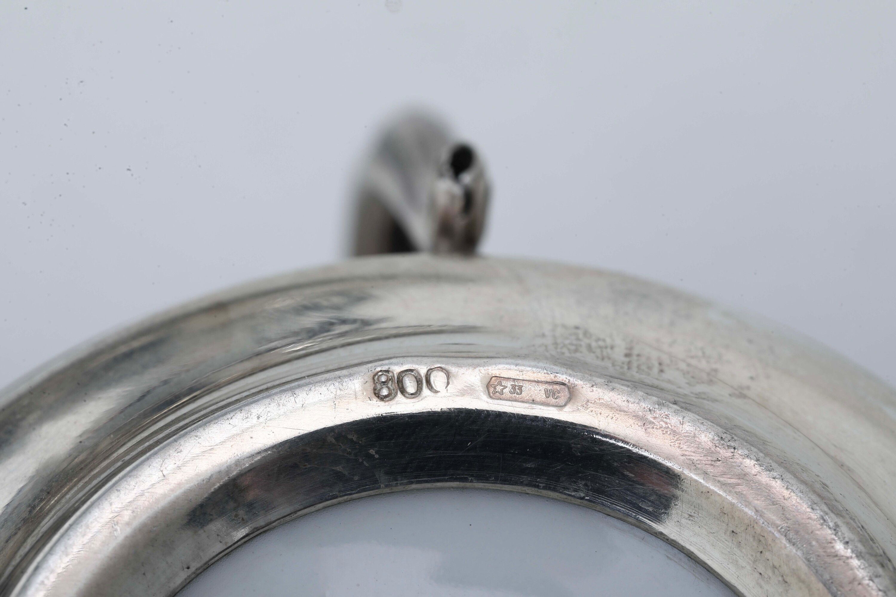 Lotto di servizio da tè e caffè con sei tazzine e accessori, argento fuso e sagomato con porcella...