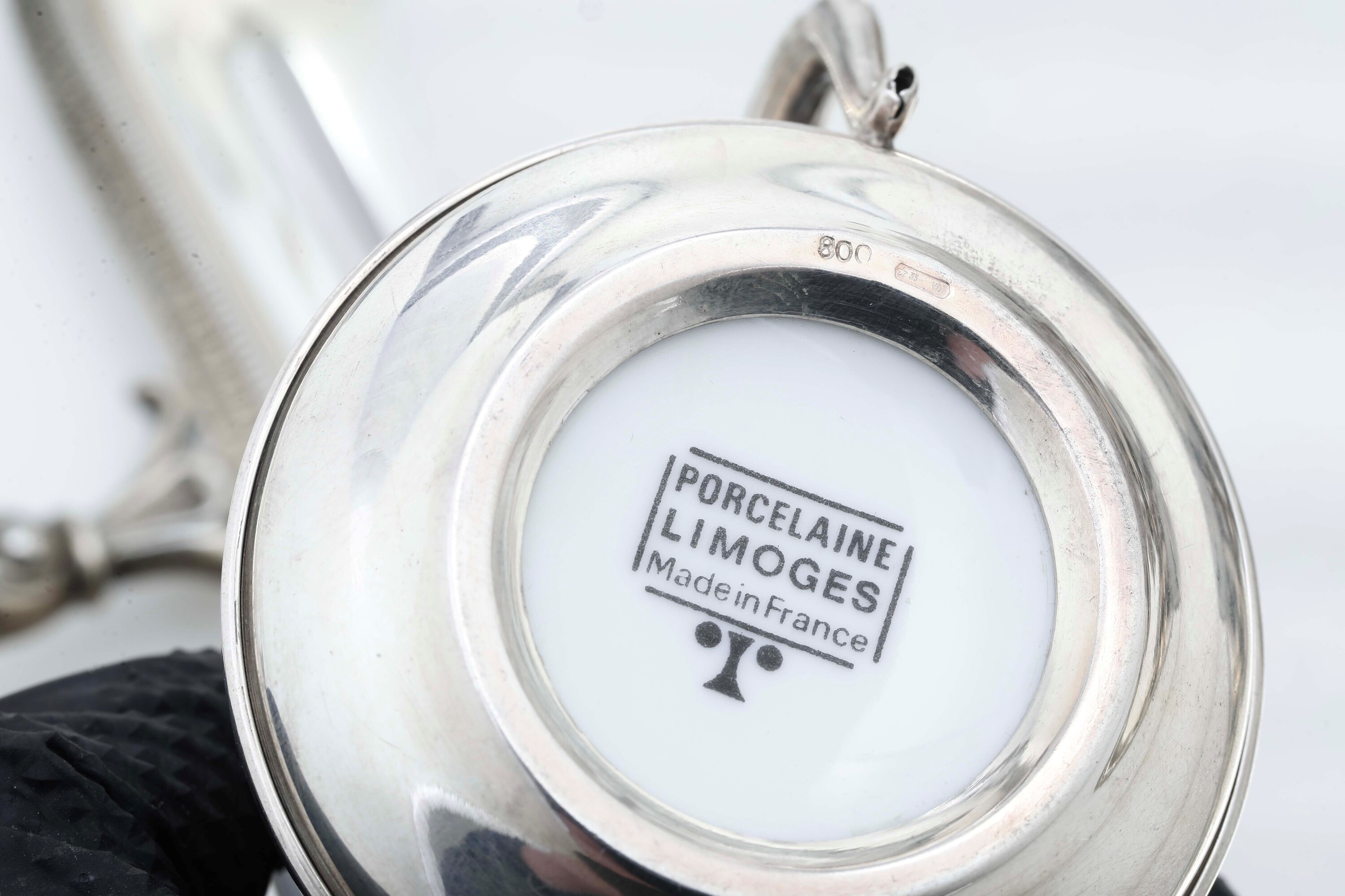 Lotto di servizio da tè e caffè con sei tazzine e accessori, argento fuso e sagomato con porcella...