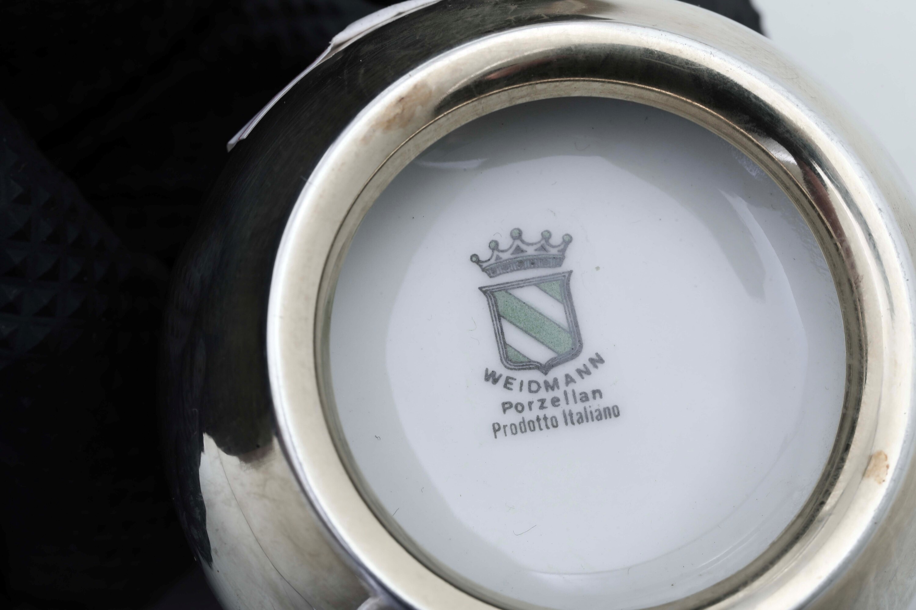 Lotto di servizio da tè e caffè con sei tazzine e accessori, argento fuso e sagomato con porcella...