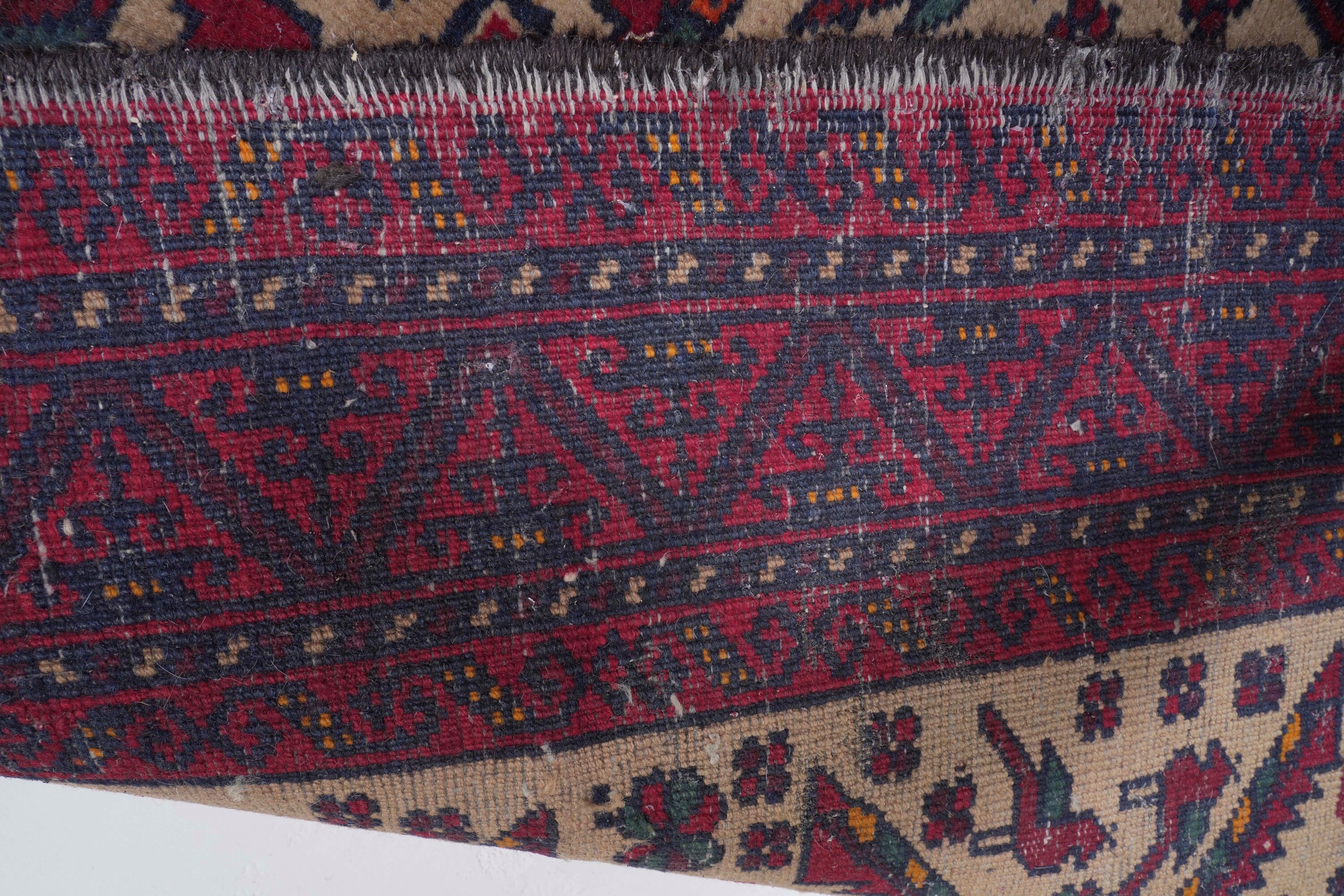 Tappeto Baluch, inizio XX secolo, fondo rosso e bianco con decori blu