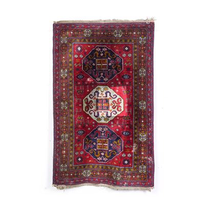 Tappeto persiano, XX secolo, fondo rosso con decori geometrici policromi