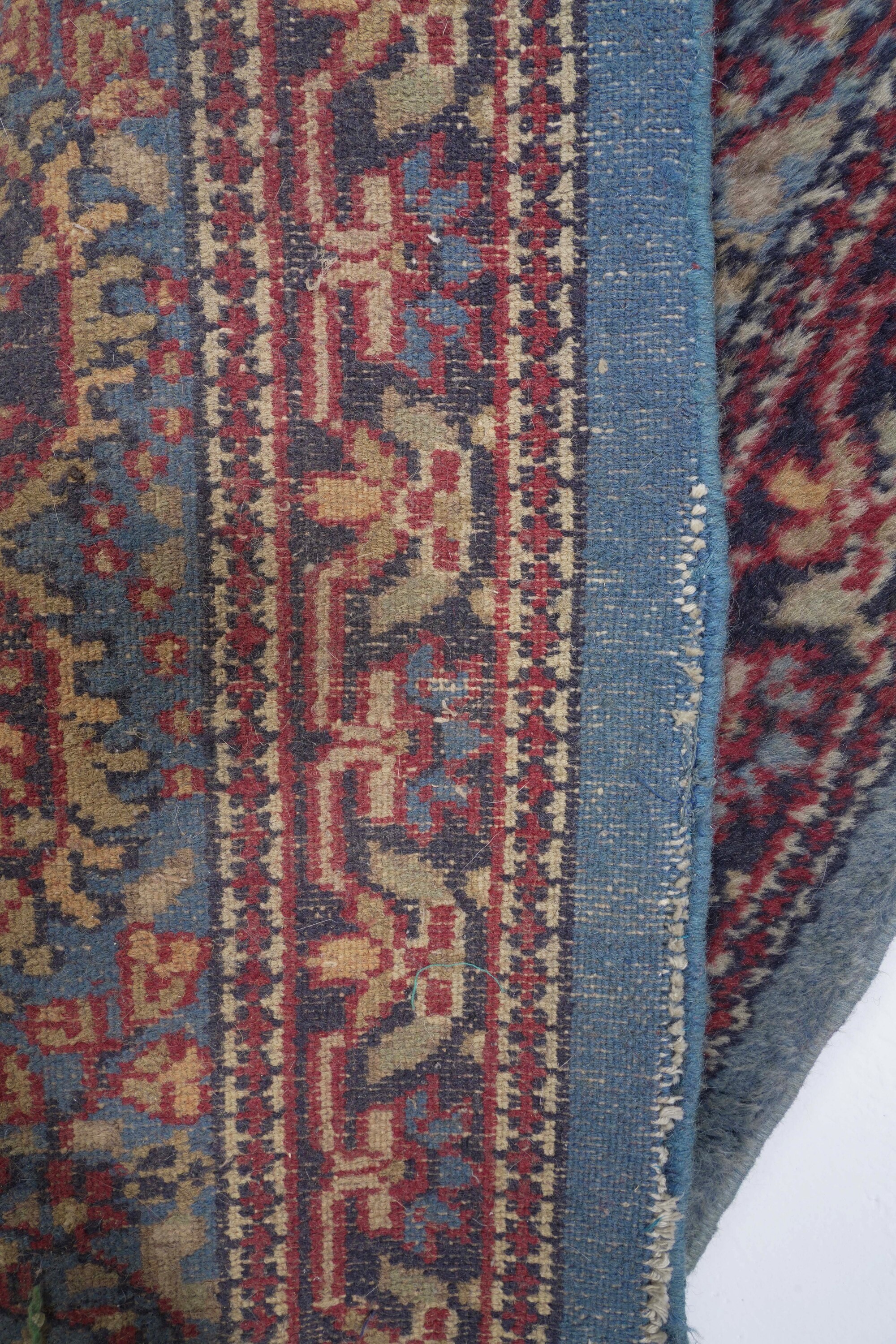 Passatoia persiana del XX secolo, fondo azzurro con decori blu e rossi