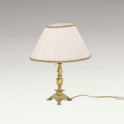 Lampada da tavolo, fine XIX secolo: abat-jour in bronzo dorato e base in piantana, XX secolo