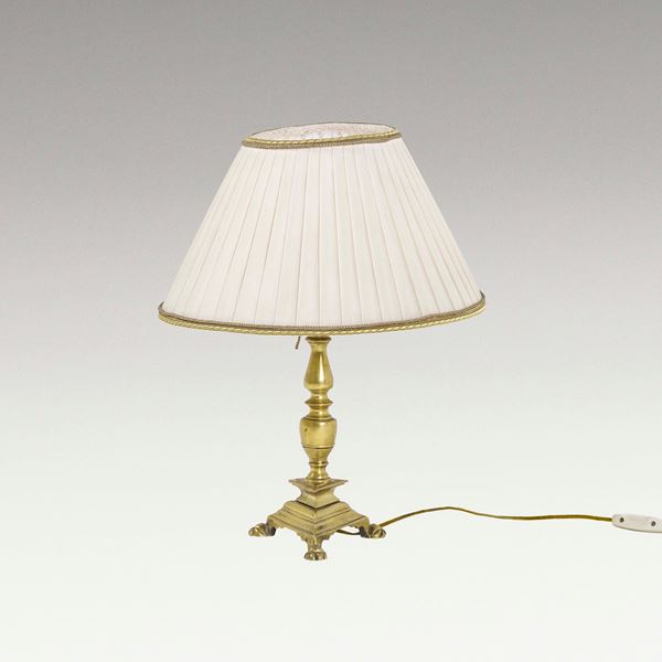 Lampada da tavolo, fine XIX secolo, e una piantana, XX secolo