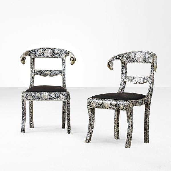 Coppia di sedie Mughal in legno con decori floreali in madreperla intarsiata e testa di ariete, India, XX secolo