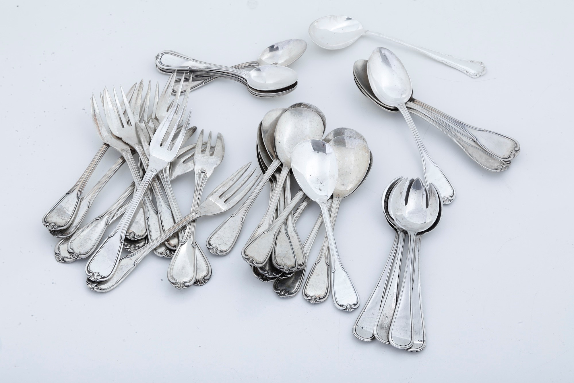 Lotto misto di posate in argento, posate in metallo argentato e accessori da servizio, 870 g comp...