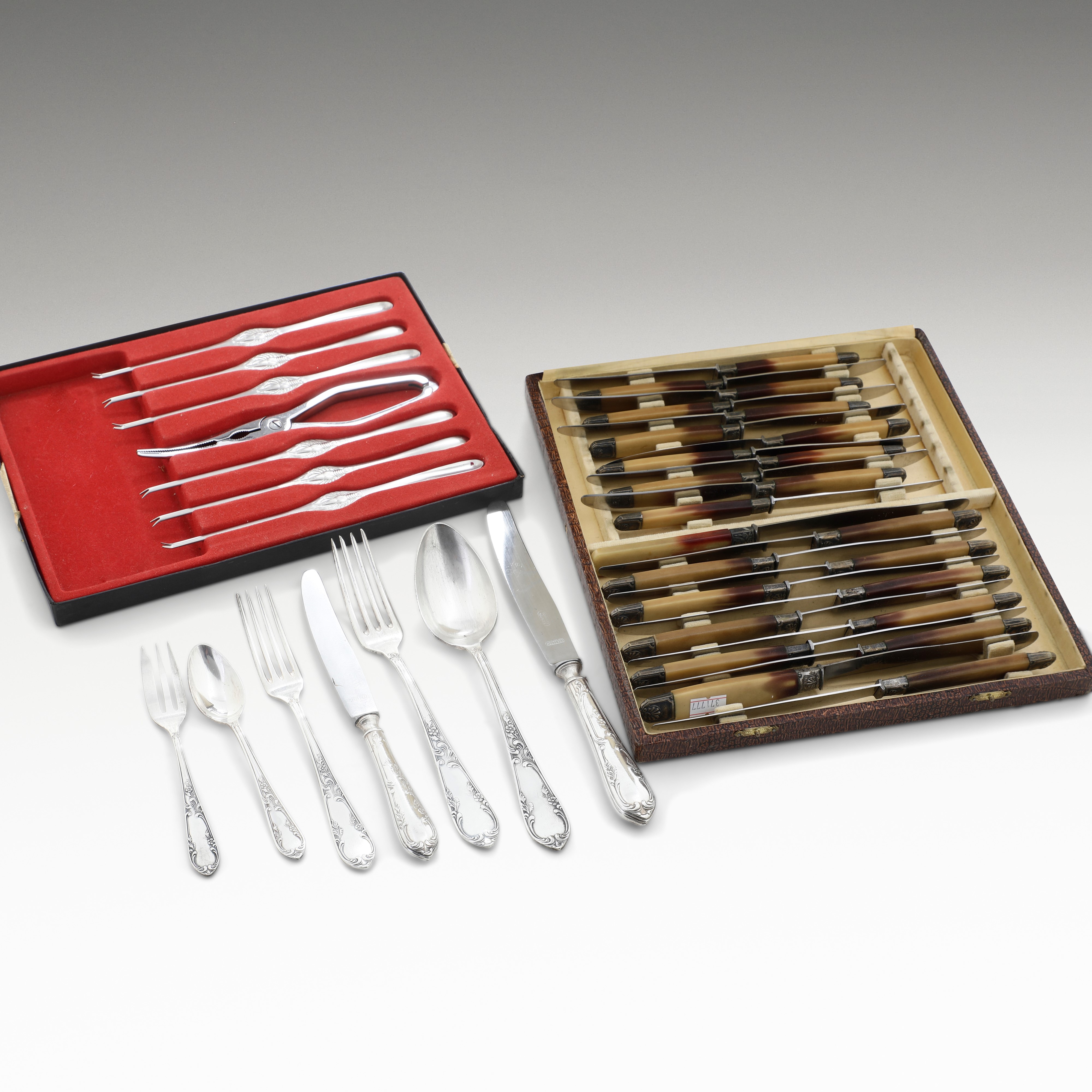 Lotto misto di posate in argento, posate in metallo argentato e accessori da servizio, 870 g comp...