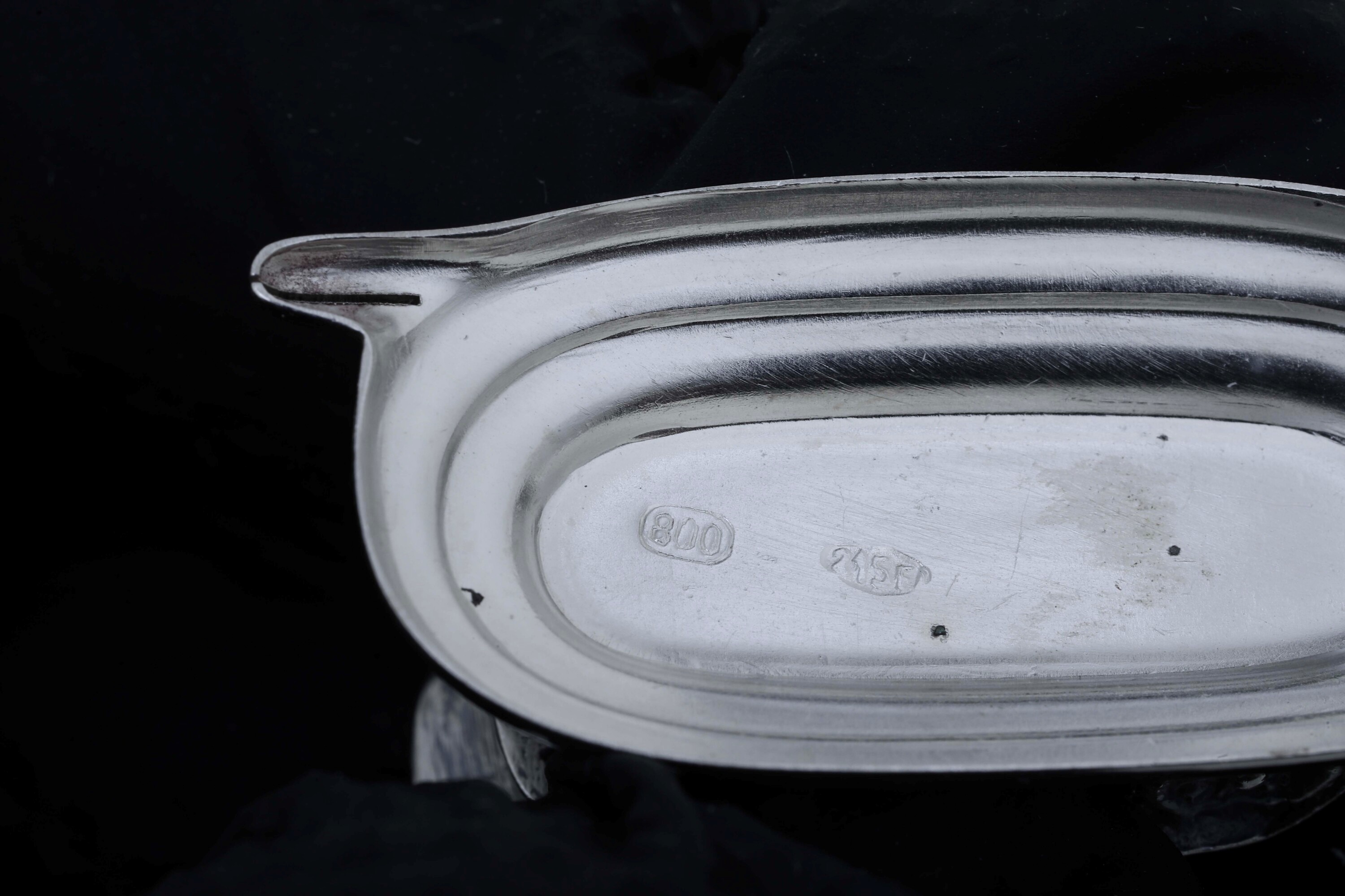 Argenteria fiorentina del XX secolo, Astuccio con dodici segnaposto a forma di antiche automobili...