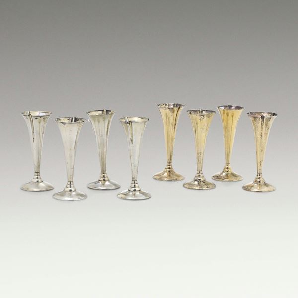 Otto segnaposto a forma di vaso. Argenteria italiana del XX secolo.